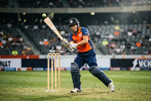 Lyth, Tye keep Yorkshire rolling into quarter